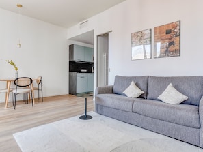 Suite L with sofa bed | Área de estar | Smart TV