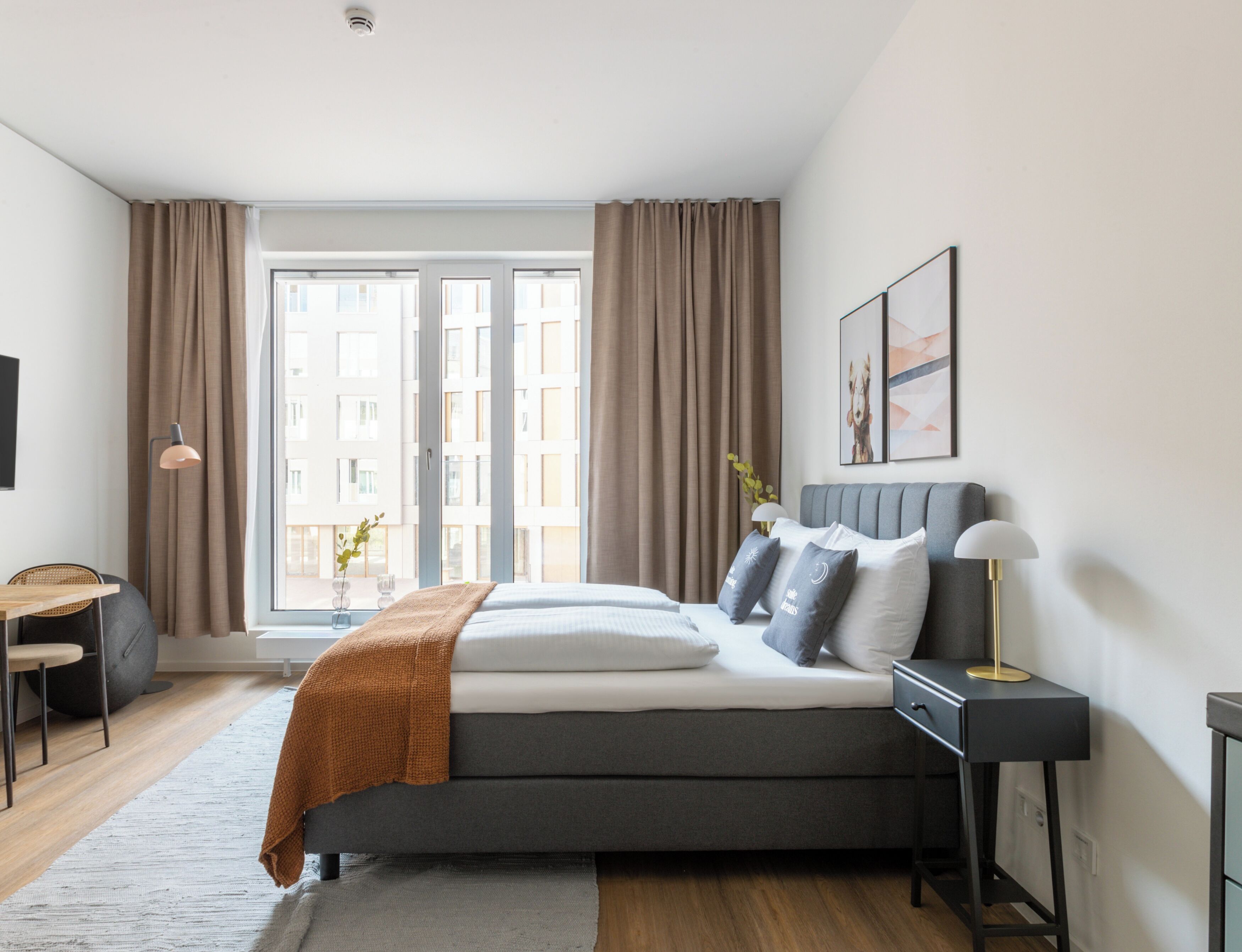 Suite (barrier-free) | 1 soverom, individuelt dekorert, individuelt innredet og skrivebord