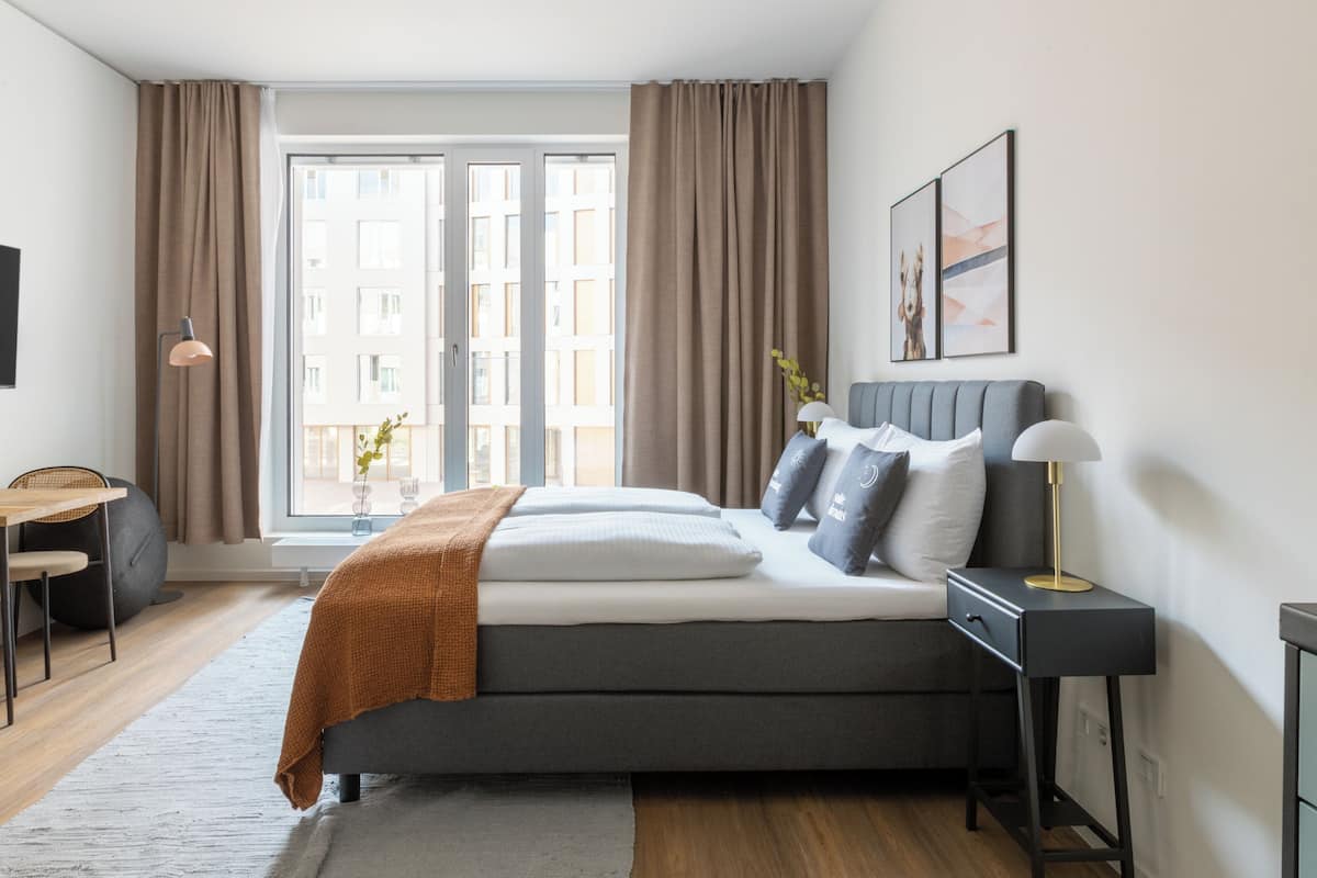 Suite (barrier-free) | 1 soverom, individuelt dekorert, individuelt innredet og skrivebord