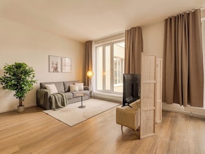 1 habitación, decoración personalizada, muebles diferentes y escritorio