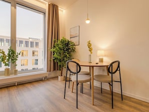 1 habitación, decoración personalizada, muebles diferentes y escritorio