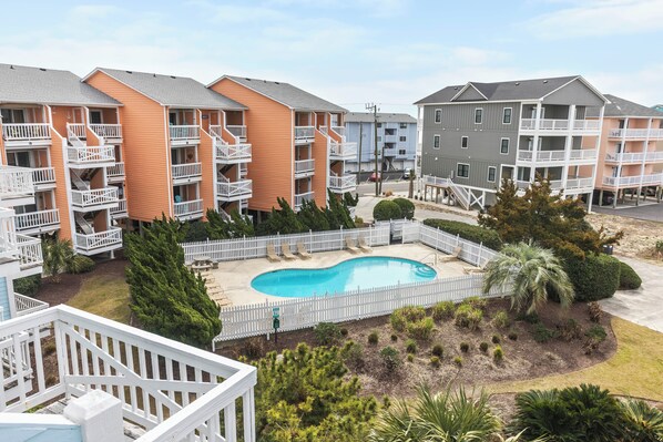Outdoor pool - Nights on the North End-Steps to the Beach, Pool & Pier (Carolina Beach)