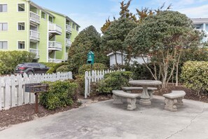 Outdoor dining - Nights on the North End-Steps to the Beach, Pool & Pier (Carolina Beach)