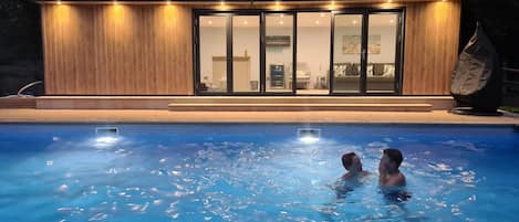 Piscina a l'aire lliure i piscina climatitzada