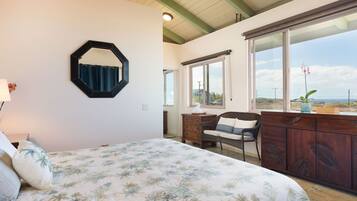 2 slaapkamers, een bureau, een strijkplank/strijkijzer, reisbedje