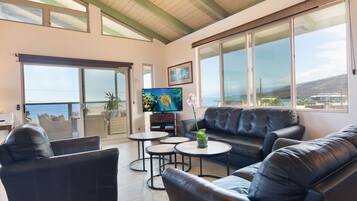 Een televisie, een dvd-speler, boeken en een filmbibliotheek