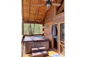 Terrace/patio - Original Log Cabin, Private, Secluded, Mt views, Hot Tub, Honeymoon/Anniversary (Gatlinburg)