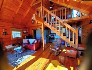 Smart TV, fireplace - Original Log Cabin, Private, Secluded, Mt views, Hot Tub, Honeymoon/Anniversary (Gatlinburg)