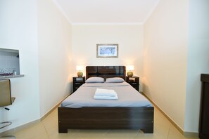 Studio | Bathroom | Free toiletries, hair dryer, towels, soap