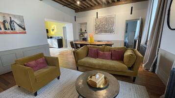 Deluxe Apartment, Ensuite, Vineyard View (Arthur Barol) | Dining