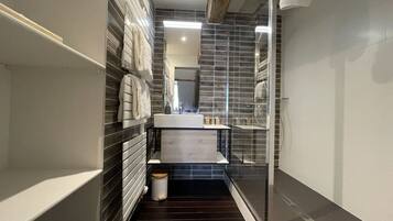 Deluxe Double Room, Ensuite, Garden View (Les Baudes) | Bilik Mandi