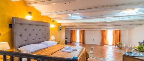 Royal Double or Twin Room | Minibar, desk, free WiFi, bed sheets