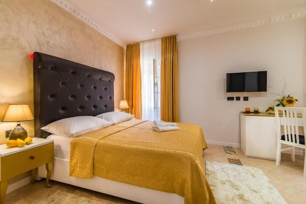 Habitación Deluxe con 1 cama doble o 2 individuales | Minibar, escritorio, wifi gratis y ropa de cama