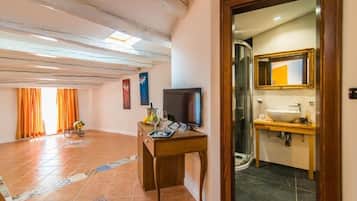 Royal Double or Twin Room | Minibar, desk, free WiFi, bed sheets