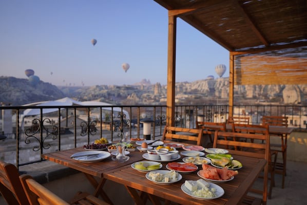 Free daily buffet breakfast