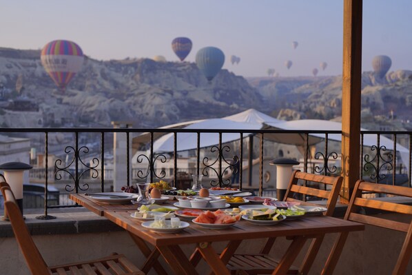 朝食 (ビュッフェ)、毎日提供 (無料)