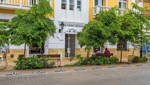 Un immeuble avec une enseigne indiquant « EDIFICIO PARQUE CENTENARIO 8B-108 » et un banc devant.