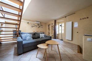 Tv, eldstad och dvd-spelare