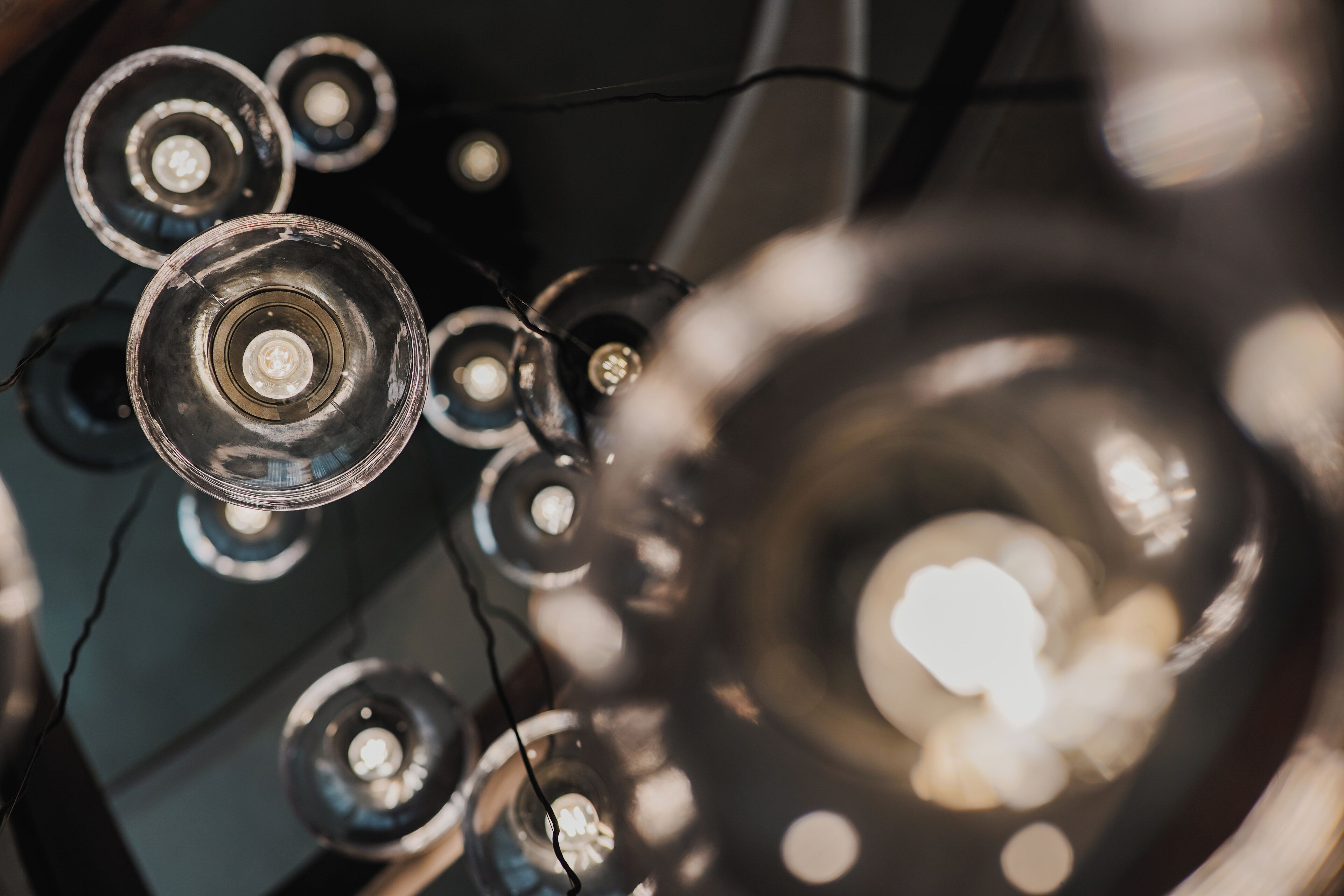 Un gros plan d’un plafond orné de plusieurs luminaires.