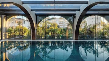 Indoor pool, 2 outdoor pools, pool loungers
