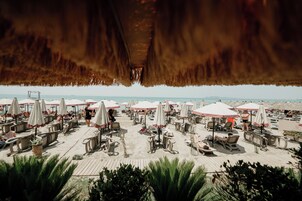 Playa privada, arena blanca, sombrillas, toallas de playa