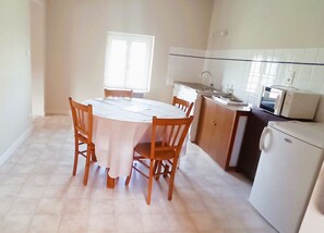 Frigorífico, microondas, placa de cocina y cafetera o tetera