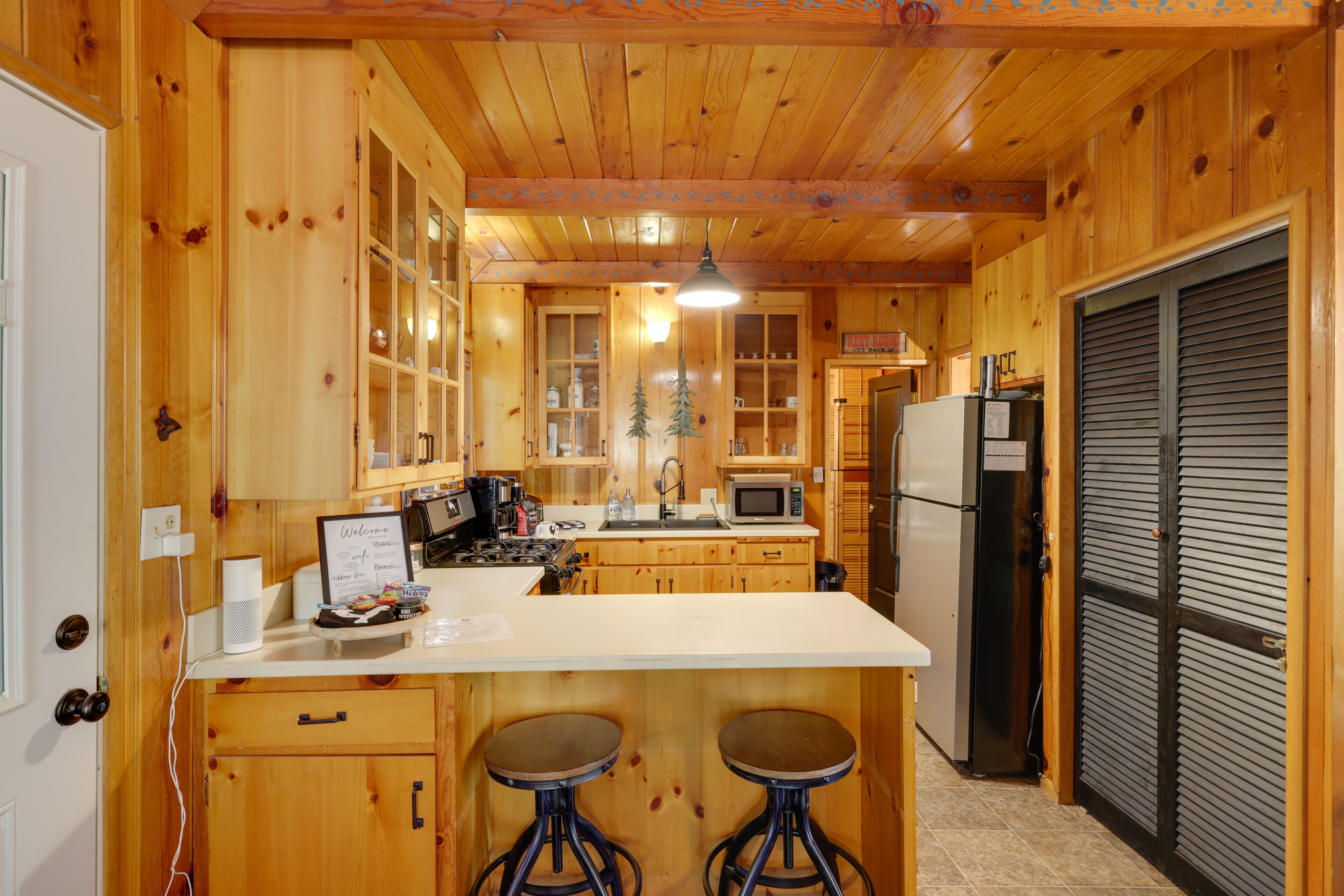 Cozy Cabin ~ 3 Mi to Big Trees State Park!