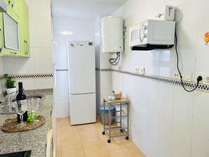 Køleskab, mikrobølgeovn, ovn, kaffe-/temaskine