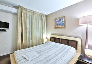 1 habitación, tabla de planchar con plancha, wifi gratis y ropa de cama