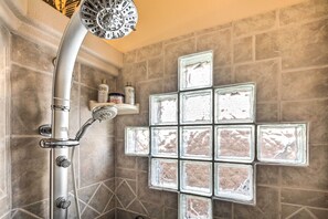 Free toiletries, hair dryer, towels - Heated Pool & Game Room: Lake Havasu Retreat (Lake Havasu City)