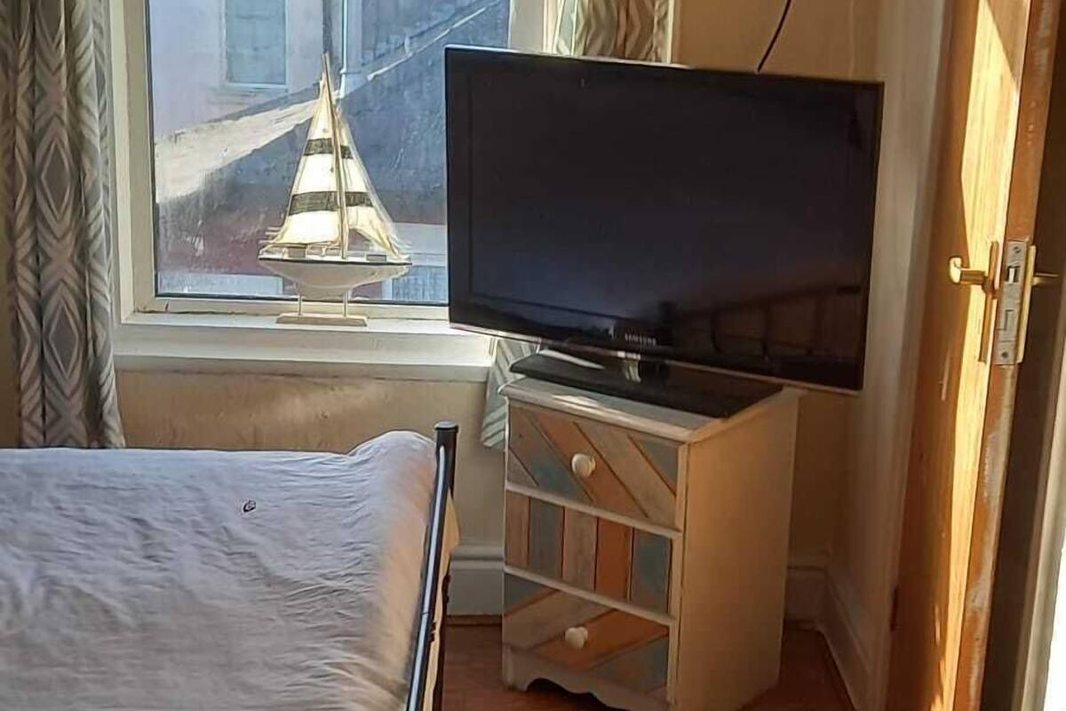 Firemannsrom – standard | Skrivebord for bærbar PC, lydisolert, wi-fi (inkludert) og sengetøy