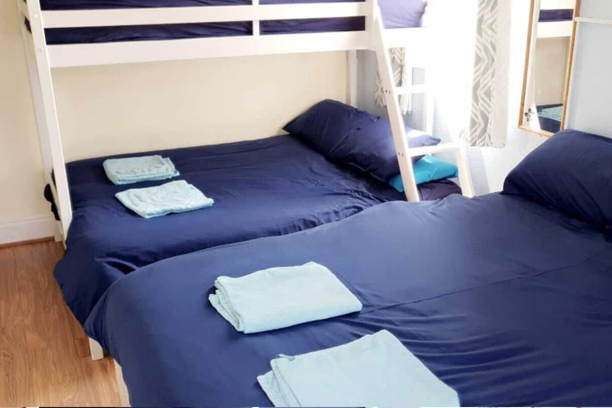 Habitación familiar | Espacio para trabajar con un portátil y sistema de insonorización