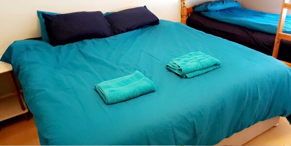 Laptop workspace, soundproofing, free WiFi, bed sheets - The Osprey Guest House (Blackpool)