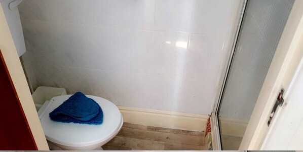 Firemannsrom – familie | Skrivebord for bærbar PC, lydisolert, wi-fi (inkludert) og sengetøy