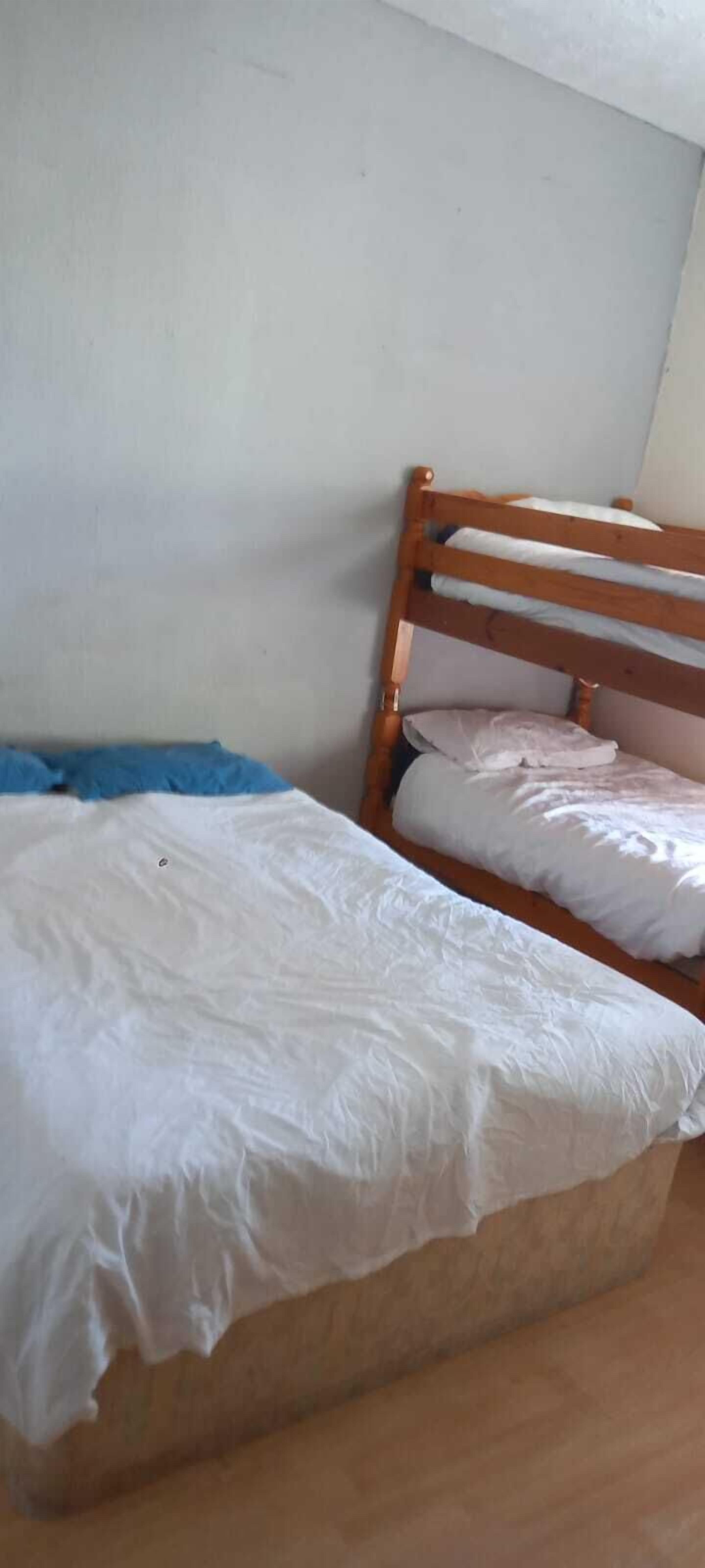 Firemannsrom – standard | Skrivebord for bærbar PC, lydisolert, wi-fi (inkludert) og sengetøy