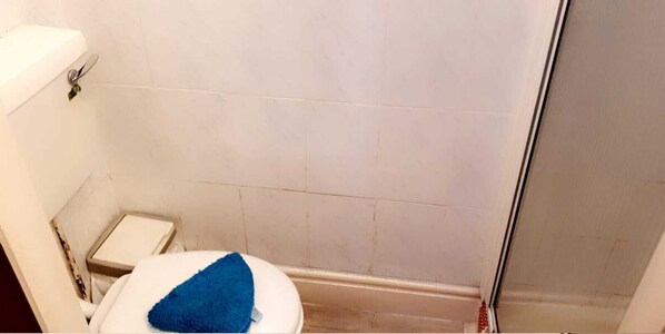 Family Quadruple Room | Bathroom | Towels - The Osprey Guest House (Blackpool)