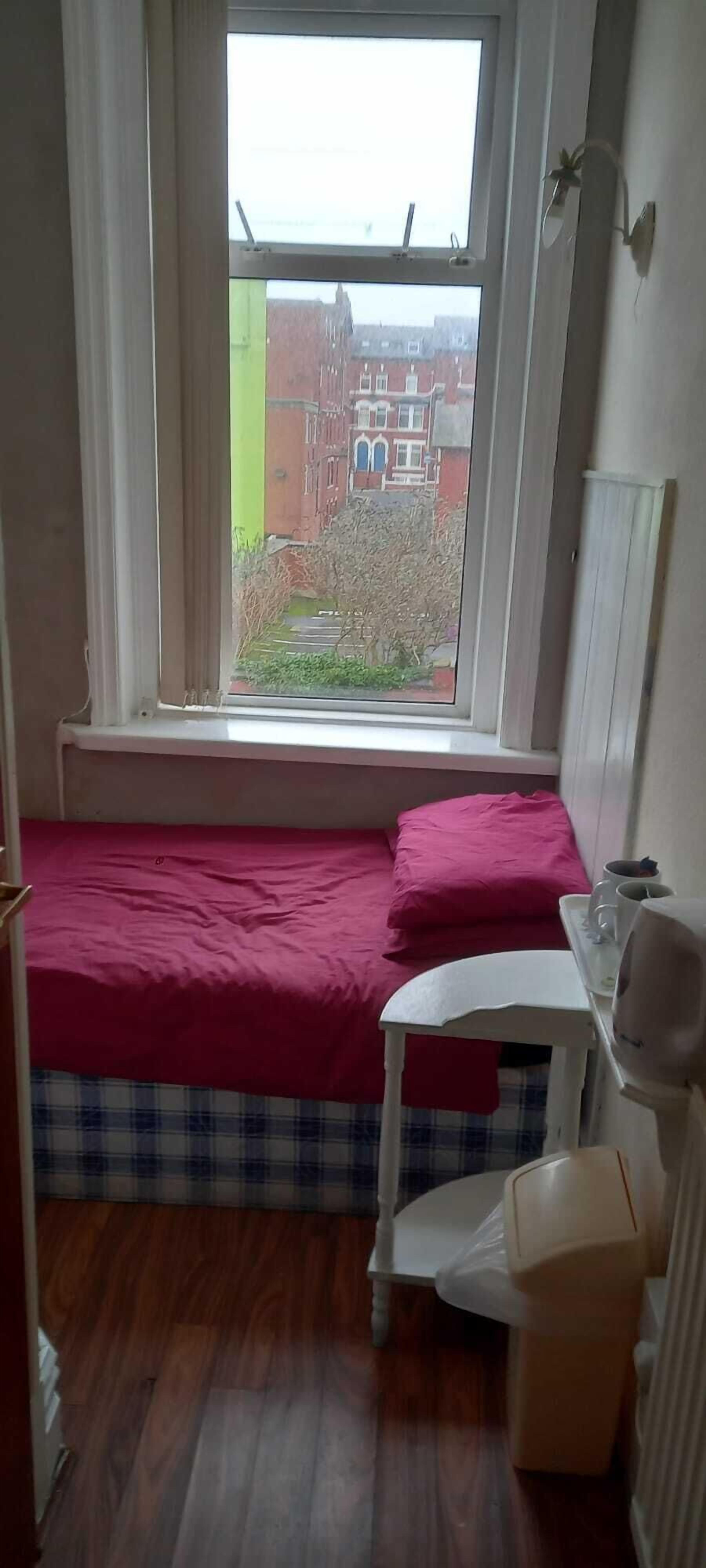 Enkeltrom – standard | Skrivebord for bærbar PC, lydisolert, wi-fi (inkludert) og sengetøy