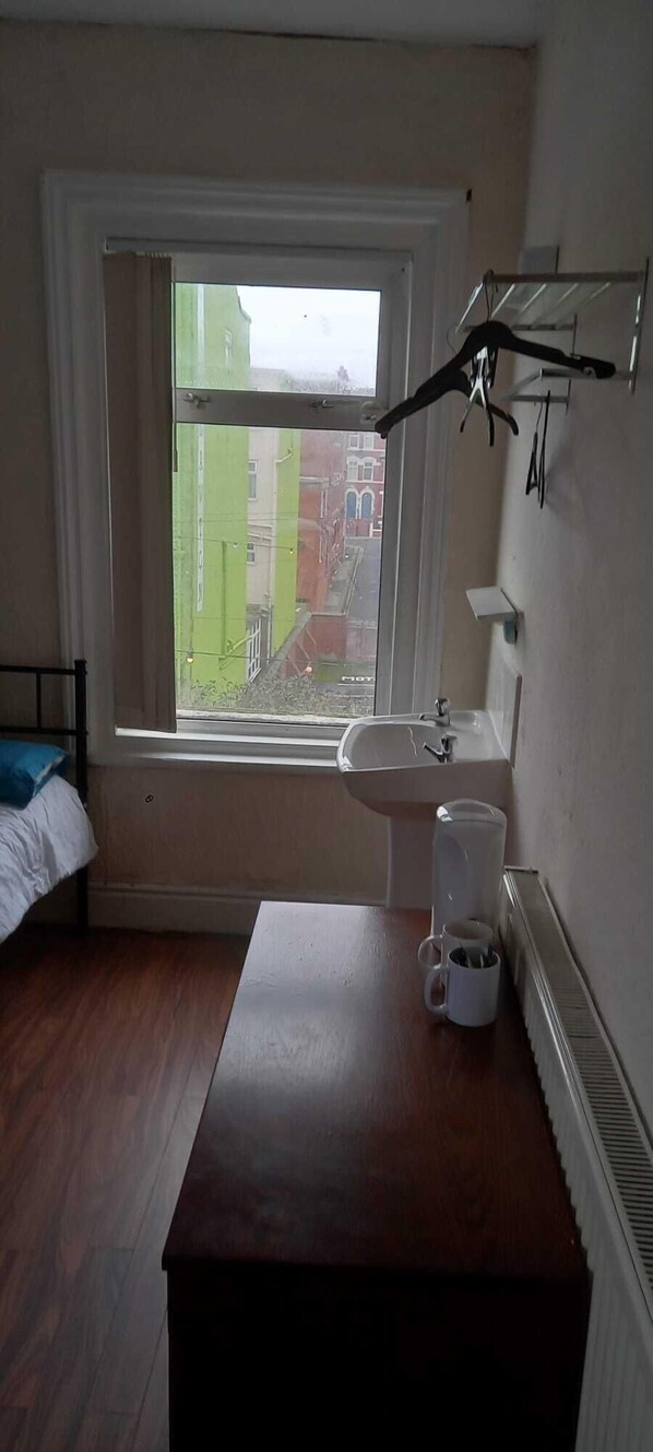 Standard Family Room - Room 8 (For 5 People) | Laptop workspace, soundproofing, free WiFi, bed sheets - The Osprey Guest House (Blackpool)