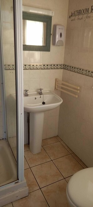Quarto quádruplo standard | Banheiro | Toalhas de banho 