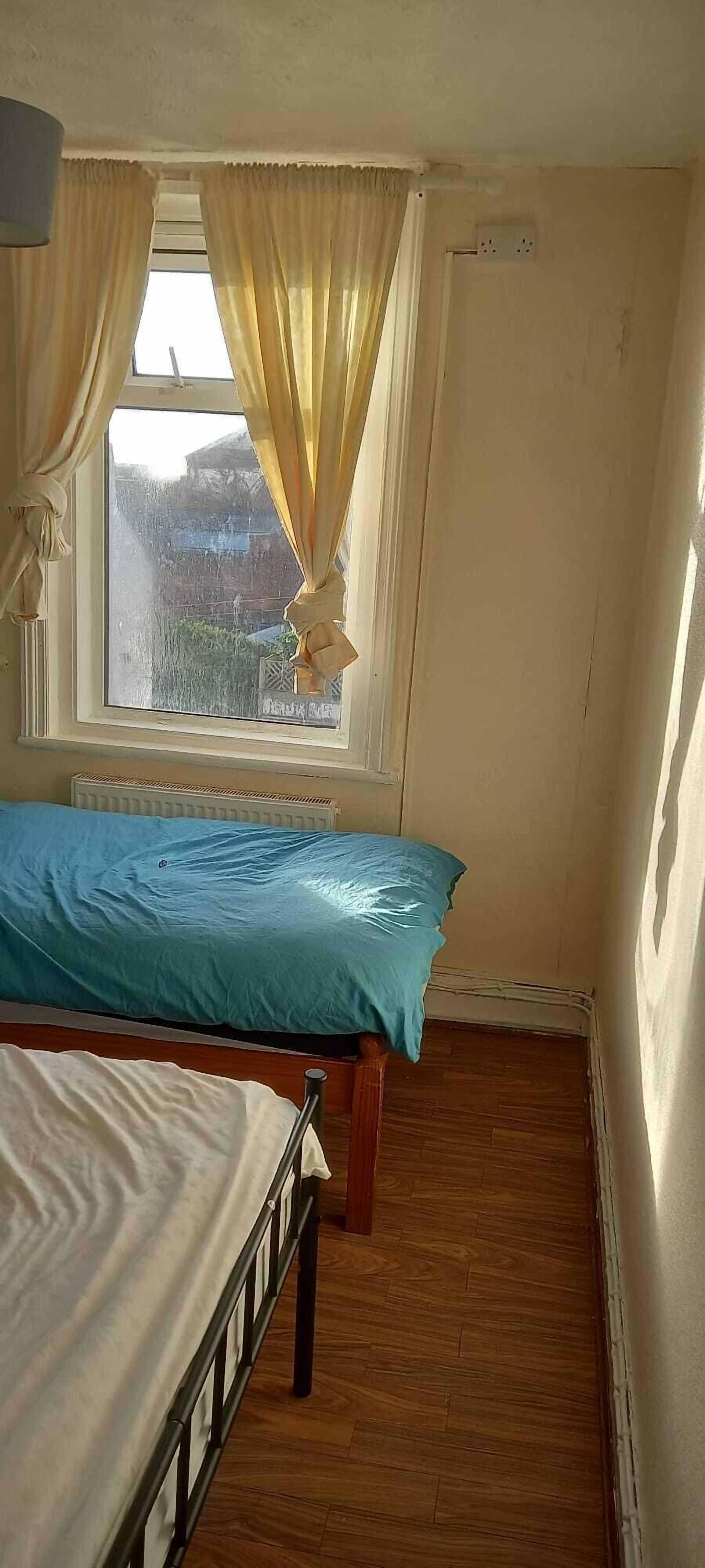 Tremannsrom – standard | Skrivebord for bærbar PC, lydisolert, wi-fi (inkludert) og sengetøy