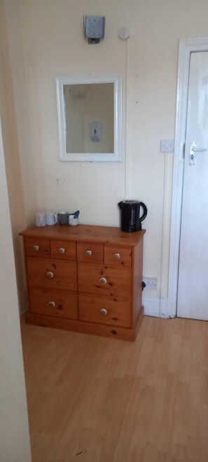 標準四人房 | 手提電腦工作空間、隔音、免費 Wi-Fi、床單