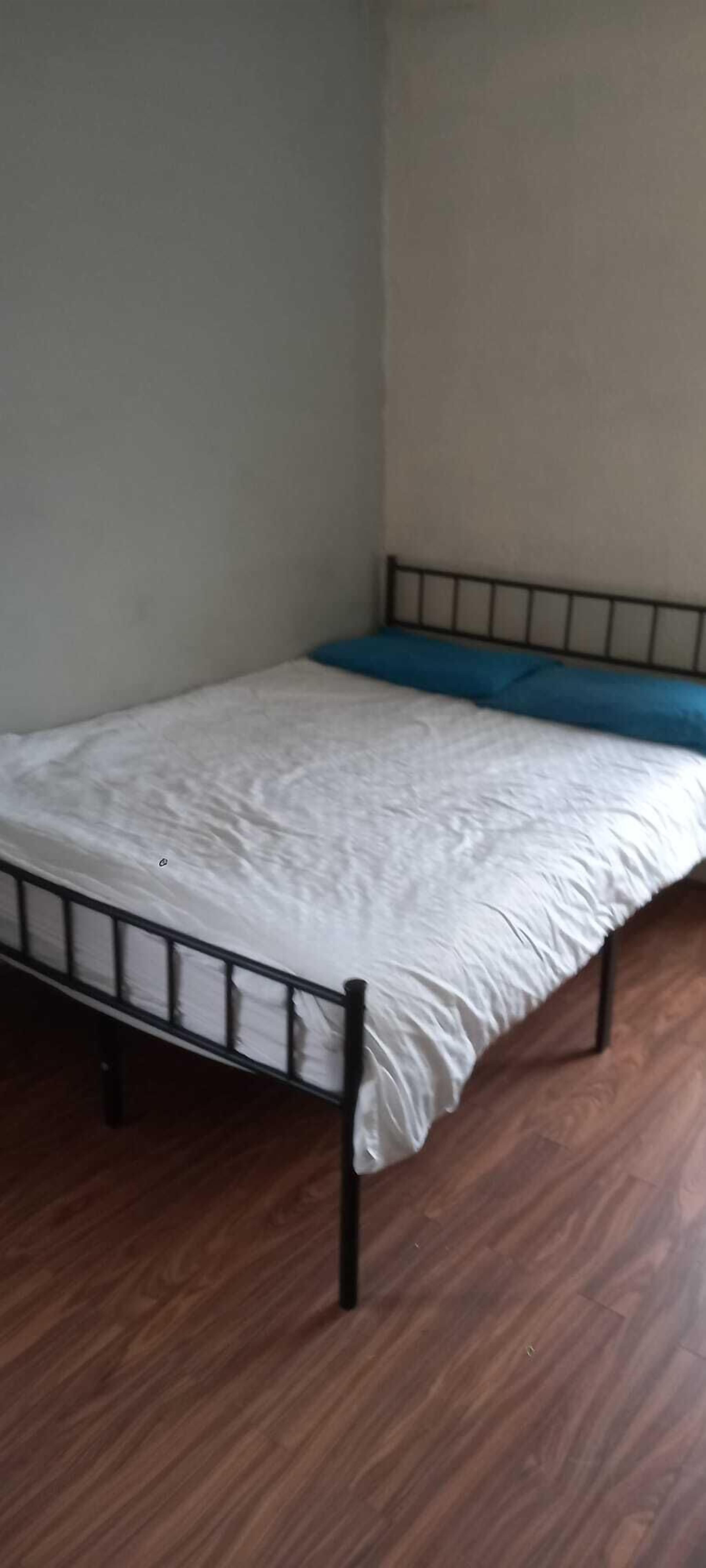 Familierom | Skrivebord for bærbar PC, lydisolert, wi-fi (inkludert) og sengetøy