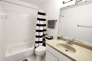 Ensemble baignoire-douche, séchoir à cheveux, serviettes fournies, savon