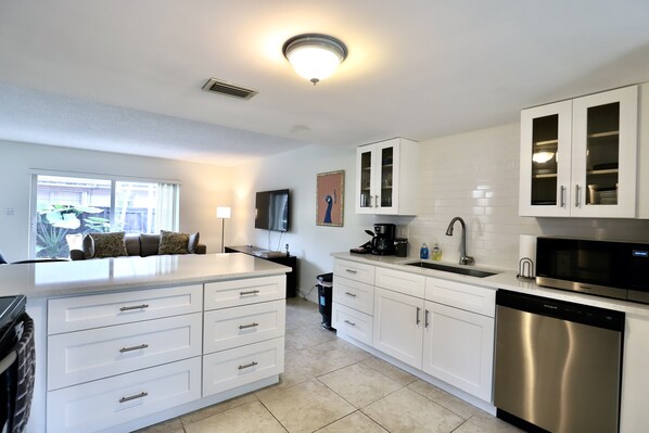 Réfrigérateur, micro-ondes, four, plaque de cuisson