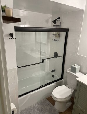 Combined shower/tub, towels, soap, toilet paper