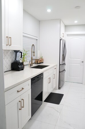 Frigorifero, microonde, forno, piano cottura