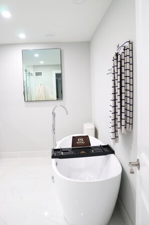 Ensemble douche/baignoire, sèche-cheveux, serviettes fournies, savon