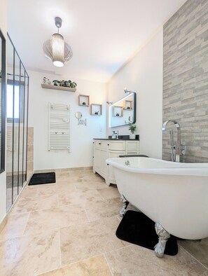Combined shower/bathtub, hair dryer, towels, soap - Villa "Les chênes" Luberon Maubec, large swimming pool. (Maubec)