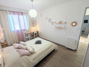 3 bedrooms, desk, iron/ironing board, free WiFi