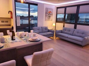 Dining - Central penthouse with private hot tub and views (Gloucestershire)